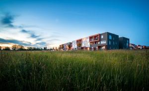 un edificio en medio de un campo de hierba en RELAX PARK Třeboň I, en Třeboň