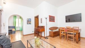 A television and/or entertainment centre at Rental in Rome Santini apartment