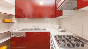 A kitchen or kitchenette at Rental in Rome Santini apartment