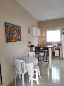 uma cozinha e sala de jantar com mesa e cadeiras em Casa de temporada 02 -Chalé Portal do Paraíso em Santo Amaro