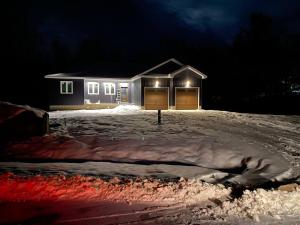 Una casa en la nieve por la noche en Headlands Airbnb en Rockport