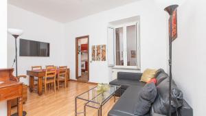 un soggiorno con divano e tavolo di Rental in Rome Santini apartment a Roma