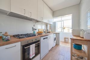 Dapur atau dapur kecil di Sunset Bay View, Renovated Apt, By TimeCooler +59 gambar