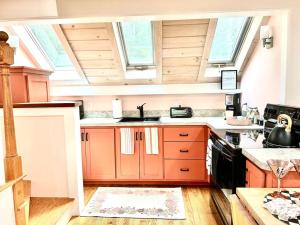 A kitchen or kitchenette at Luxury Farm Stay-Glenrose Cottage-Wolf Pine Hollow