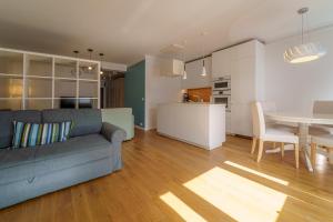 uma sala de estar e cozinha com um sofá e uma mesa em Apartament Delux Mountain Aparts em Świeradów-Zdrój