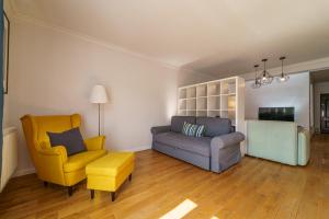 uma sala de estar com um sofá e uma cadeira em Apartament Delux Mountain Aparts em Świeradów-Zdrój