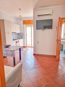 Il comprend un salon avec une table et une cuisine. dans l'établissement Wanderlust Sicily appartamento "Mare", à Oliveri