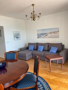 un soggiorno con divano e tavolo di Apartments Grifone Lux a Herceg-Novi