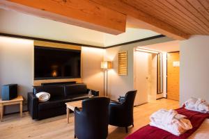 TV a/nebo společenská místnost v ubytování Hôtel Cailler & Bains de la Gruyère