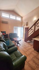 - un salon avec des canapés, une table et des escaliers dans l'établissement Duplex in Sutomore, à Sutomore