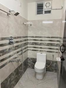 y baño con aseo y ducha. en Variyar Service Apartments Unit C 1st Floor, en Vellore