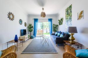 sala de estar con sofá y mesa en Algarve Luxury Apartment in Boavista Golf Resort, en Lagos
