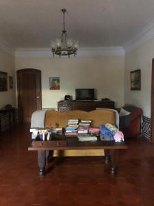 Cette chambre comprend un lit et une table avec des livres. dans l'établissement Maria Guest house, à Albufeira