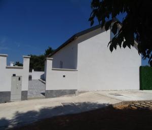 un edificio blanco con techo negro en Holiday house Parancin, en Stankovci