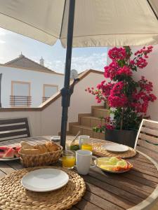 Frokost for gjester på Cabanas de Tavira Gomeira, 2 bedroom, 3 terraced Penthouse with Seaview, 300m from the Sea