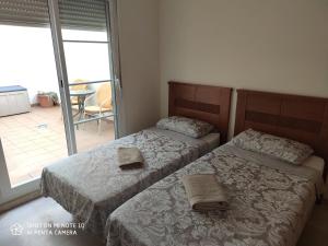 Cette chambre dispose de 2 lits et d'un balcon. dans l'établissement Luxury two bed apartment with panoramic views, à Benalmádena