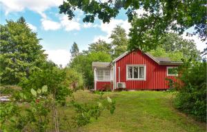 ein rotes Haus mitten im Hof in der Unterkunft Gorgeous Home In Ronneby With Kitchen in Ronneby