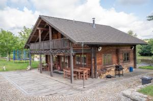 Cabaña de madera con terraza y parrilla en Roubenka pod Jakubem, en Kunžak