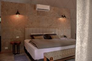 ein Schlafzimmer mit einem großen Bett in einem Zimmer in der Unterkunft Momora distrito selva in Santa Ana