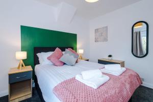 Postel nebo postele na pokoji v ubytování Mill Field House by Lavender Stays
