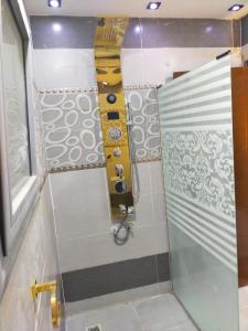 a bathroom with a shower with a glass door at شقه فندقيه in Cairo