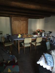 un comedor con mesa y sillas en una habitación en La Maison des Soleils en Soleilhas