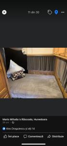 En eller flere senge i et værelse på Camping sauna masaj ciubar