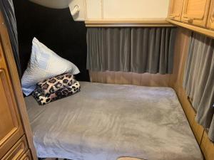 En eller flere senge i et værelse på Camping sauna masaj ciubar