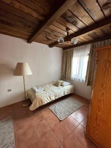 Un dormitorio con una cama y una lámpara. en Apartments Jezerce 28, en Jezerce