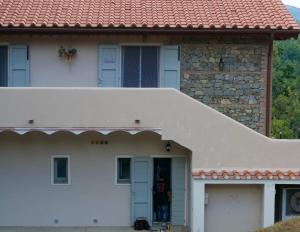 Casa blanca con techo rojo en Agriturismo Pian del Pruno, en Santa Luce