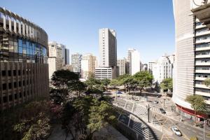 uma cidade com edifícios altos e uma rua com carros em Prédio central com apartamentos reformados em São Paulo