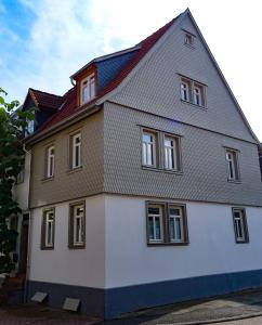 a large white house with a gambrel roof at Das Schindelhaus in Groß-Umstadt