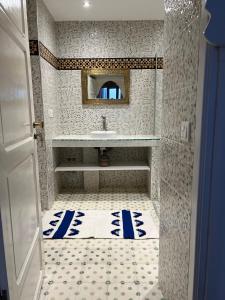 a bathroom with a sink and a mirror at Dar Narjis in Asilah