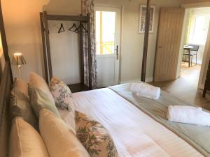 En eller flere senge i et værelse på Breckland Lodge 2 with Hot Tub