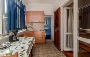 Dapur atau dapur kecil di Amazing Apartment In Ika With Kitchen