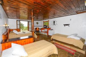um quarto com duas camas num quarto em Hotel Cabeça de Boi em Monte Verde