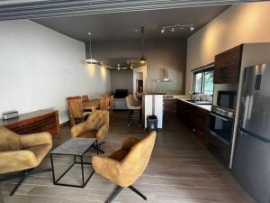 eine Küche und ein Esszimmer mit Stühlen und einem Tisch in der Unterkunft Tropical 3-bedrooms Coastal Residence Creolia2 in Pointe aux Cannoniers