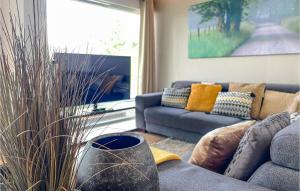 - un salon avec un canapé et une grande fenêtre dans l'établissement Beautiful Home In Bocholt With Wifi, à Bocholt