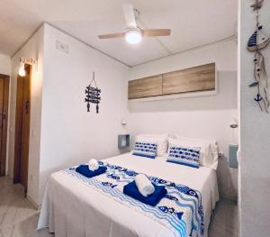 Un dormitorio con una cama con toallas azules. en Face a la Mer - vue epique, climatisation, wifi, draps inclus, en Empuriabrava