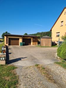 um parque de estacionamento em frente a uma casa em Ferienwohnung Edda em Ebensfeld