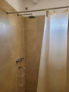 eine Dusche mit Duschvorhang im Bad in der Unterkunft Casa Amplia y Tranquila con Garage in Alta Gracia