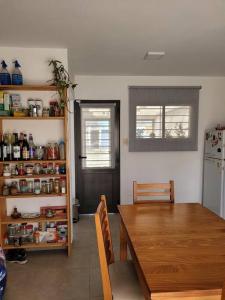 eine Küche mit einem Esstisch und einem Kühlschrank in der Unterkunft Casa Amplia y Tranquila con Garage in Alta Gracia