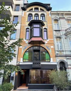 um grande edifício de tijolos com uma varanda em Casa Clementina - 3 Bedroom Apartment in a Art-Nouveau House em Gent