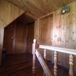 ラーゼシュチュナにあるМальваの木製パネルと階段のある部屋