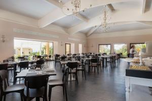 A restaurant or other place to eat at Falconara Greenblu Resort