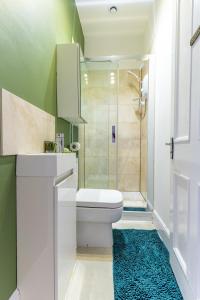 a bathroom with a white toilet and a shower at Monthly Discounts,10 Guests, Business in Leicester