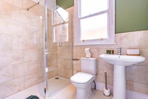 uma casa de banho com um WC, um lavatório e um chuveiro em Monthly Discounts,10 Guests, Business em Leicester