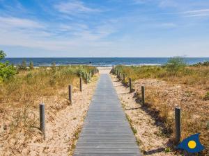 a wooden path leading to the beach at Villa Strandperle Whg 04 in Bansin
