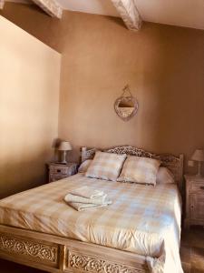 um quarto com uma cama e duas mesas de cabeceira em Villa Alba em Saint-Tropez