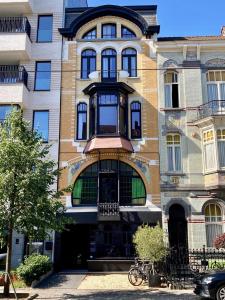 een appartementencomplex met een balkon in een straat bij 3 Bedroom Art-Nouveau Apartment with Free Parking in Gent
